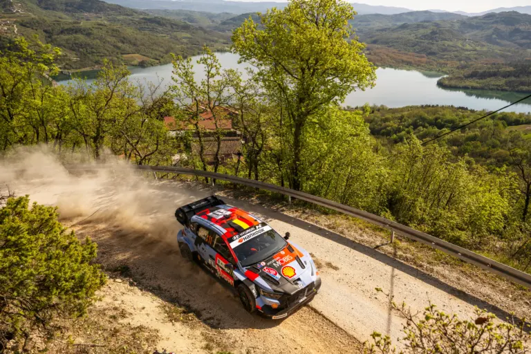 Neuville támadásba lendült, Pajari továbbra is az élen a Horvát Rallyn